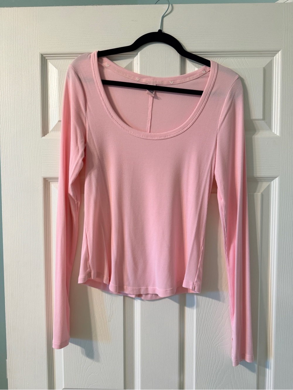 Victoria’s Secret Long Sleeve Scoop Neck Top / pink